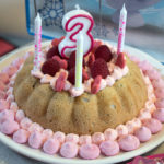 Gâteau framboise, décoration chantilly framboise et meringues rose